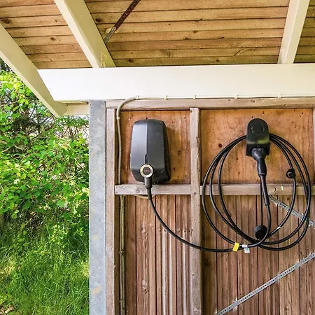 6 Person In Hemmet-by Traum *